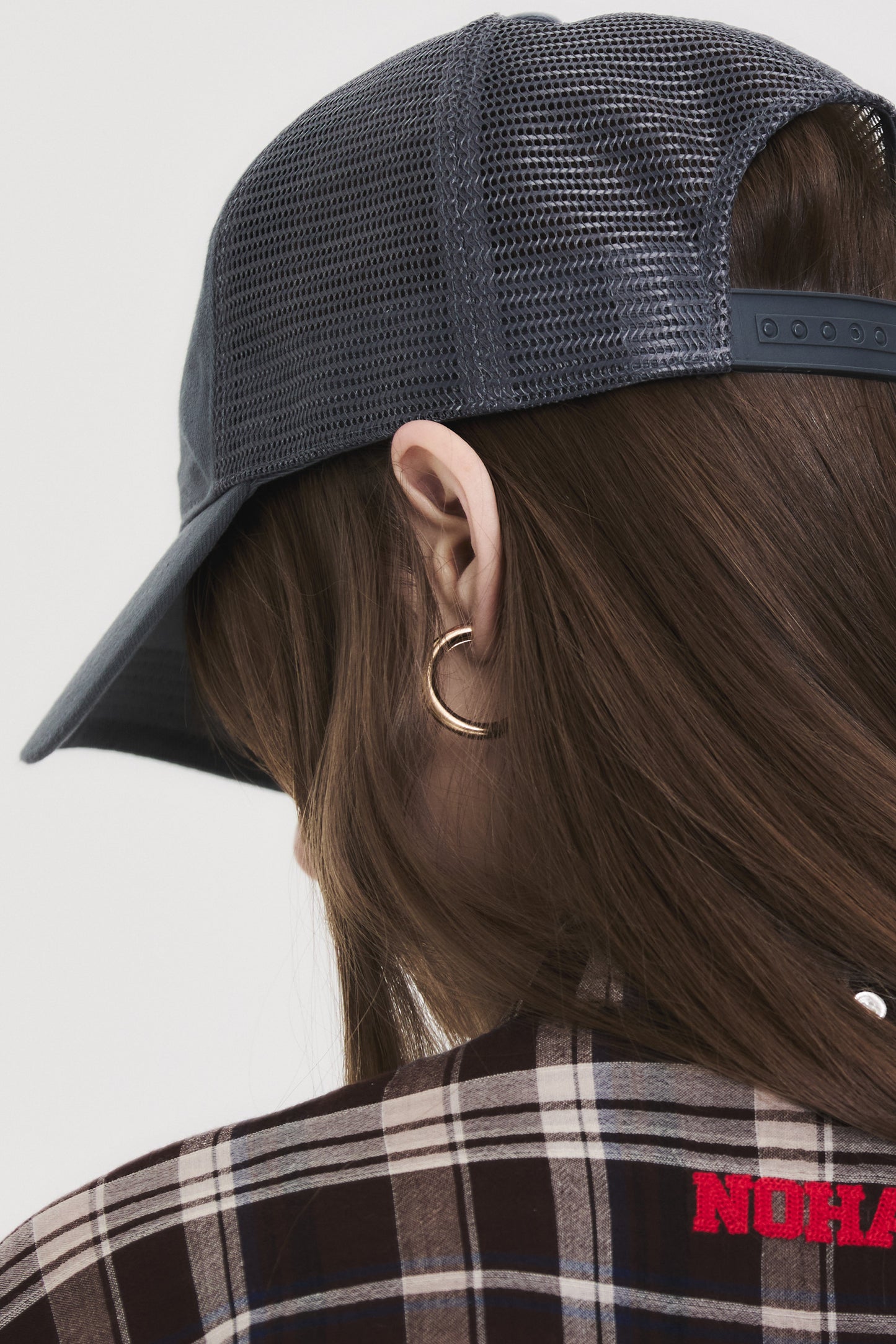 ARCH LOGO TRUCKER CAP GRAY