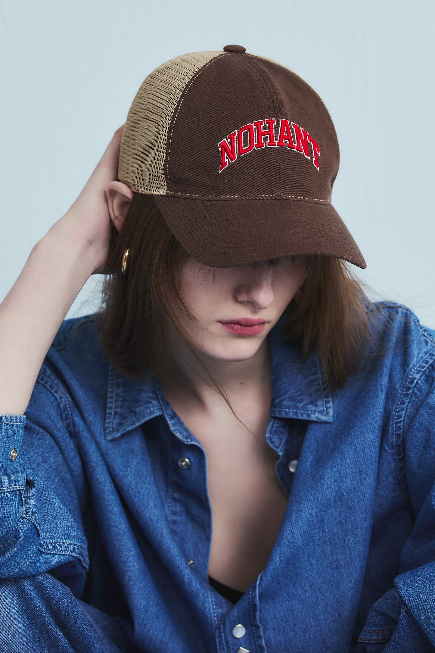ARCH LOGO TRUCKER CAP BROWN