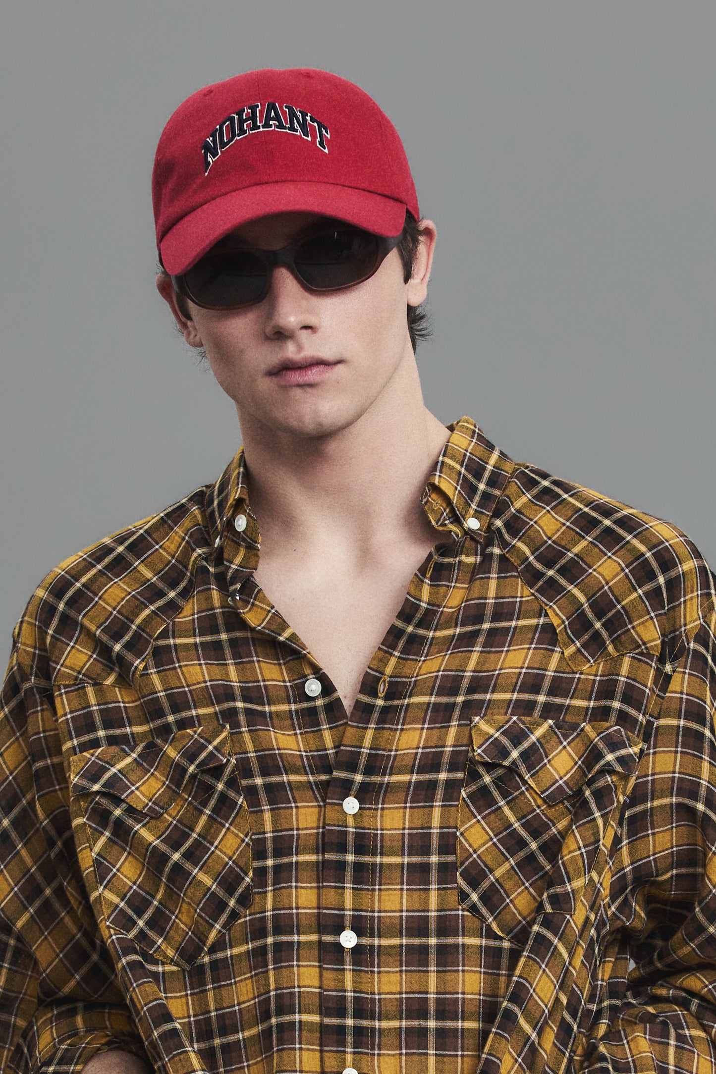 CONTRAST ARCH LOGO BALL CAP RED