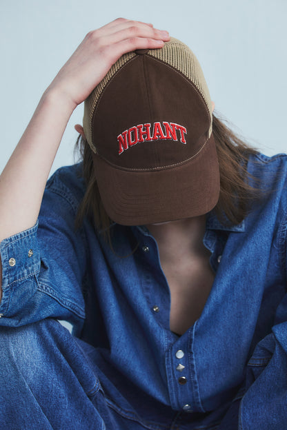 ARCH LOGO TRUCKER CAP BROWN