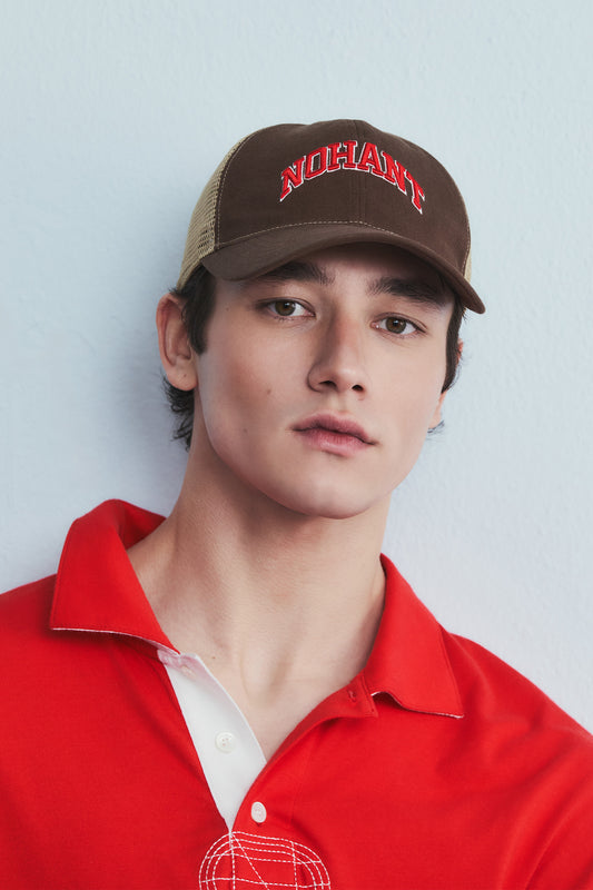 ARCH LOGO TRUCKER CAP BROWN